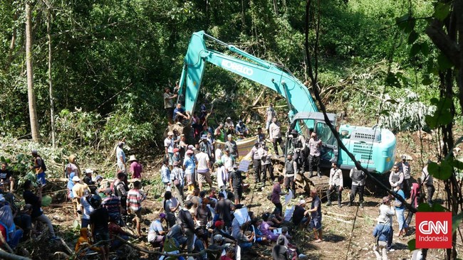 Warga Besipae Kabupaten Timor Tengah Selatan mengaku mereka sementara ini berteduh di bawah pohon karena rumah dibongkar aparat pada Kamis lalu.