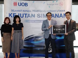 Pemenang Program Kejutan Simpanan 2.0 dari Bank UOB Dapat Mobil Tesla