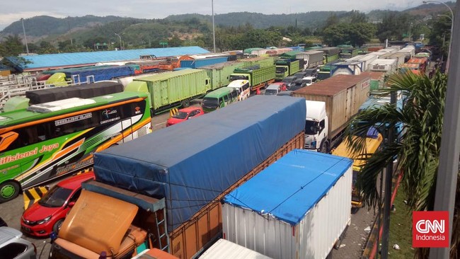 Memasuki H-5 Lebaran, para pemudik dari Jawa mulai memadati Pelabuhan Bakauheni, Lampung Selatan, Rabu (27/4).