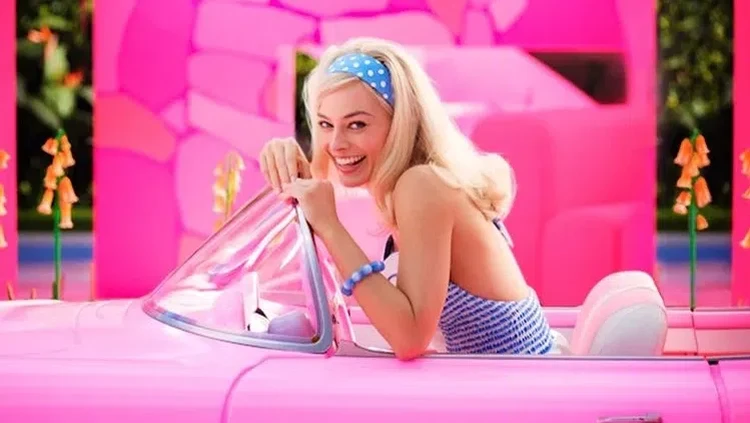 Foto perdana Margot Robbie sebagai Barbie dalam film Barbie arahan Greta Gerwig.