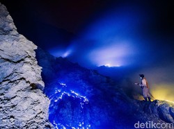 Kawah Ijen Bikin Takjub Media Asing dengan Pesona Api Birunya