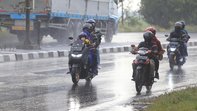7 Cara Berkendara Motor Aman Saat Hujan Disertai Angin Kencang - CNN Indonesia