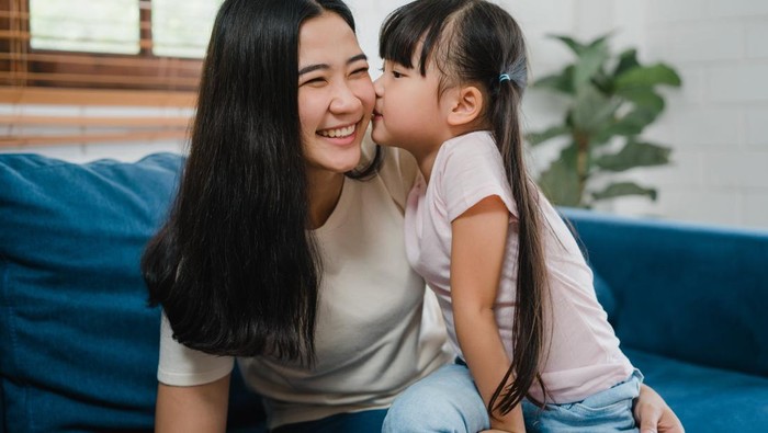 Bisa Terjadi Pada Setiap Anak, Ini 4 Ciri-ciri Anak yang Mengalami Mommy Issues