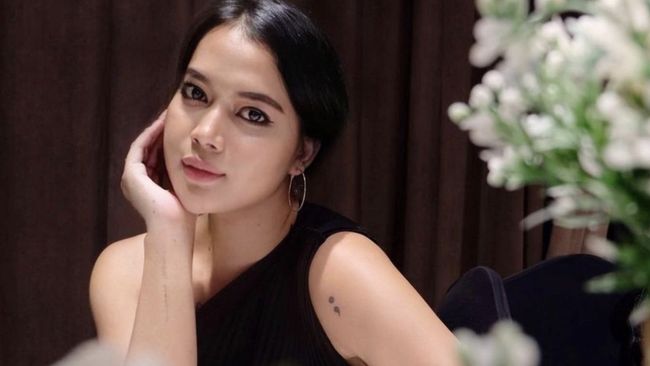 Selebritas transgender Dinda Syarif menjalani operasi pengangkatan jakun di Thailand. Apa risikonya? 