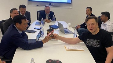Elon Musk Beli Twitter, Aksinya Cicipi Permen Kopi Indonesia Ikut Viral