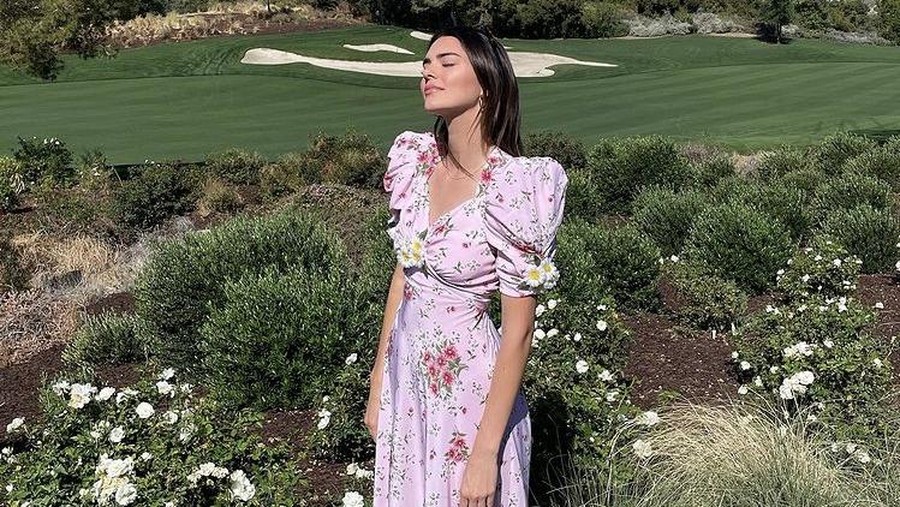 Kendall Jenner dengan gaya cottagecore/