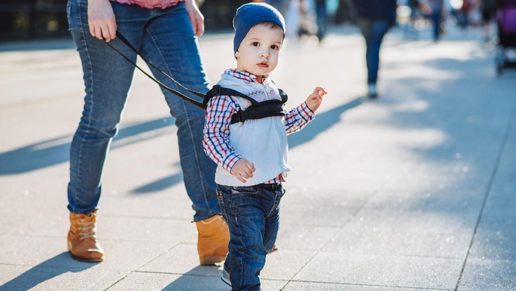 Mothers teach to walk on the road
