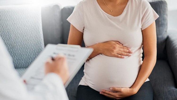 ilustrasi kehamilan Shot of a pregnant young woman