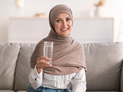 Aturan Minum Air Putih saat Puasa, Biar Enggak Dehidrasi Bun