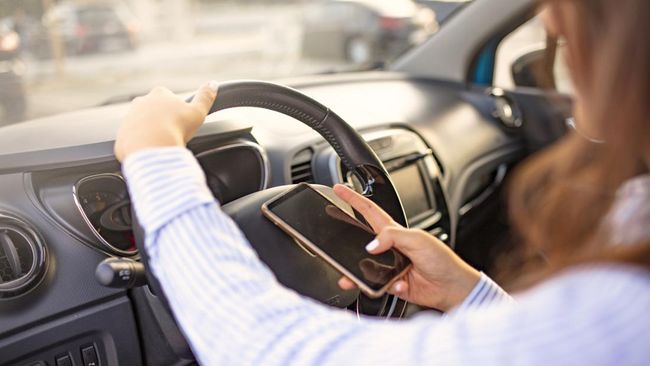 Anda merasa pusing setelah lama menatap layar ponsel terutama ketika dalam perjalanan? Ahli menyebut itu terkait dengan motion sickness.