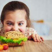 Orangtua Harus Paham, Latih Hidup Sehat pada Anak dengan Menghindari 5 Makanan Ini!