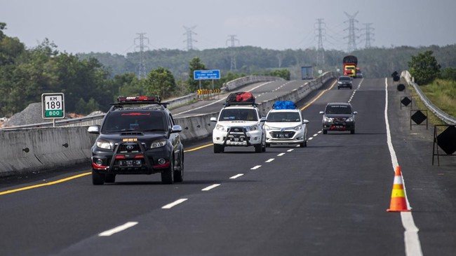 Jokowi pamer Jalan Tol Trans Sumatera (JTTS) memangkas waktu tempuh Palembang-Lampung dari 10-12 jam menjadi sekitar 3,5 jam.