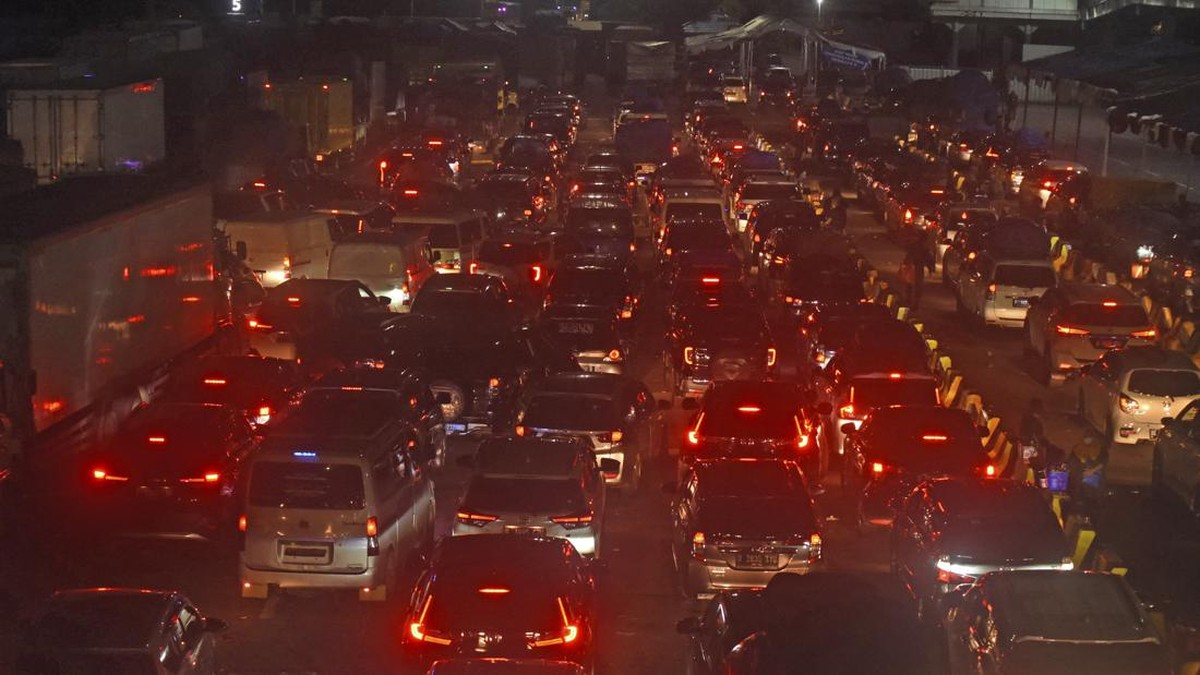 FOTO: Para Pemudik Serbu Pelabuhan Merak di Malam Hari
