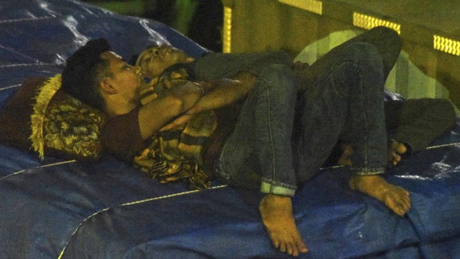 FOTO: Para Pemudik Serbu Pelabuhan Merak di Malam Hari