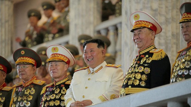 Pemimpin Korea Utara Kim Jong Un mengancam akan meluncurkan nuklir jika kondisi negara terancam.