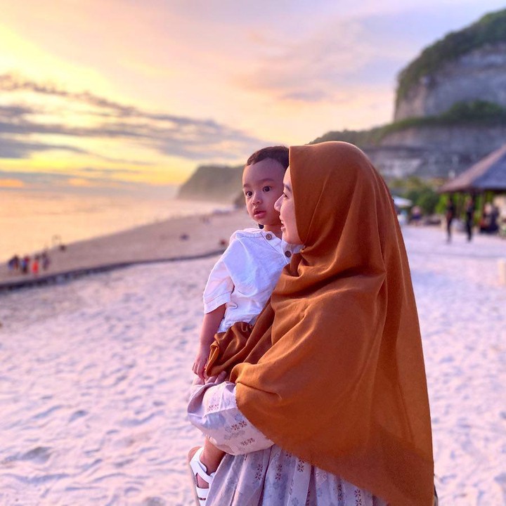 <p>Lewat Instagram, Lindswell sesekali mengunggah potret ketika sedang momong putra pertamanya. Namun hingga saat ini, ia masih membatasi <em>postingan</em> soal anak kedua. (Foto: Instagram @lindswell_k)</p>