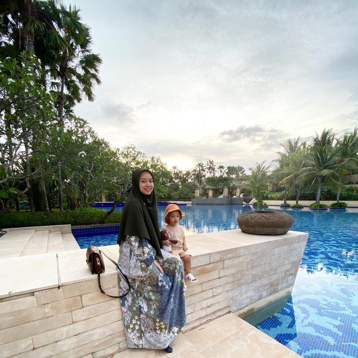 <p>Peraih medali emas di Asian Games 2018 itu juga gemar mengunggah momen ketika sedang berlibur bersama sang putra. Semoga keluarga Lindswell Kwok bahagia selalu ya, Bunda. (Foto: Instagram @lindswell_k)</p>