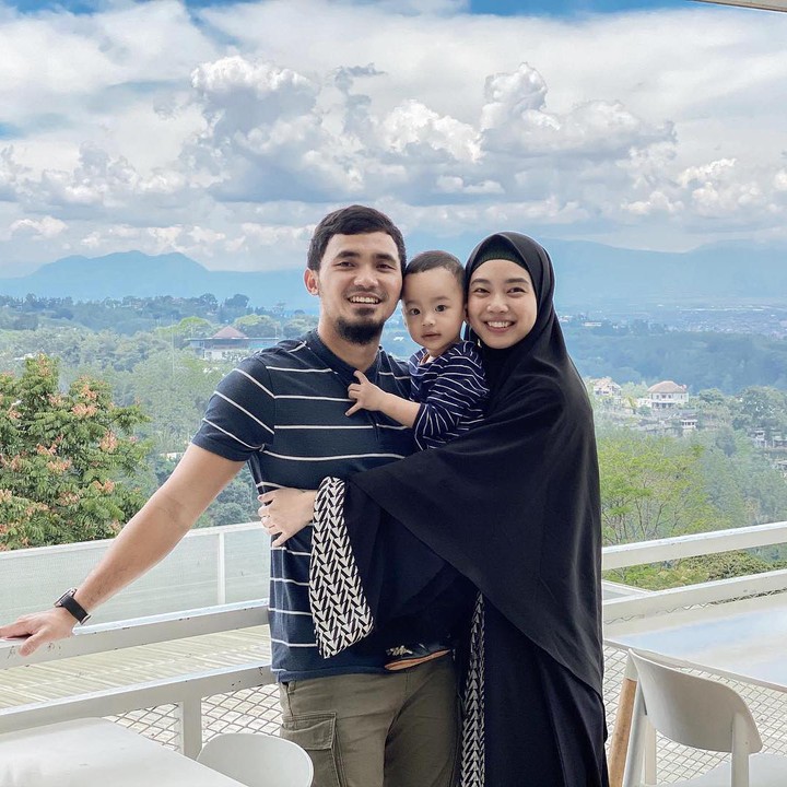 <p>Pada 2018 lalu, Lindswell Kwok mengejutkan publik atas keputusannya untuk pensiun. Ia juga menjadi mualaf dan menikah dengan Achmad Hulaefi yang juga merupakan atlet wushu. Mereka telah dikaruniai putra bernama Achmad Zubayr. (Foto: Instagram @lindswell_k)</p>