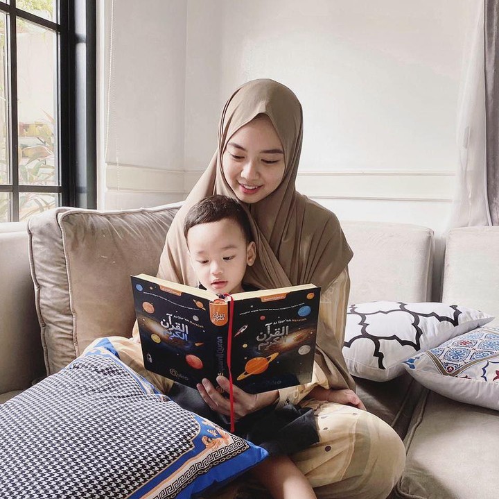 <p>Selama ini, Lindswell Kwok tak banyak memperlihatkan kehidupan pribadinya. Ia tengah menikmati peran sebagai seorang Bunda. (Foto: Instagram @lindswell_k)</p>