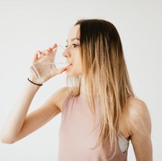 Sering Diabaikan, Ini Manfaat Rutin Minum Segelas Air Putih Sebelum Tidur Lho, Beauties!