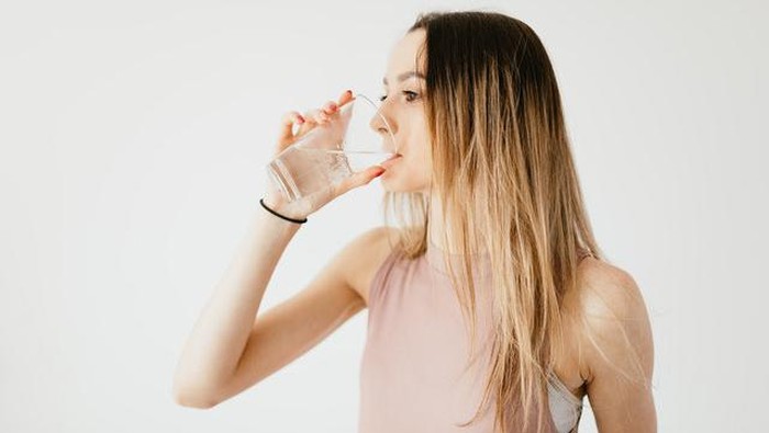 Sering Diabaikan, Ini Manfaat Rutin Minum Segelas Air Putih Sebelum Tidur Lho, Beauties! Sering Diabaikan, Ini Manfaat Rutin Minum Segelas Air Putih Sebelum Tidur Lho, Beauties!