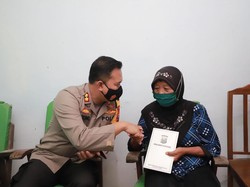 Aksi Nenek di Kediri Gagalkan Penjambretan Dirinya Diganjar Penghargaan