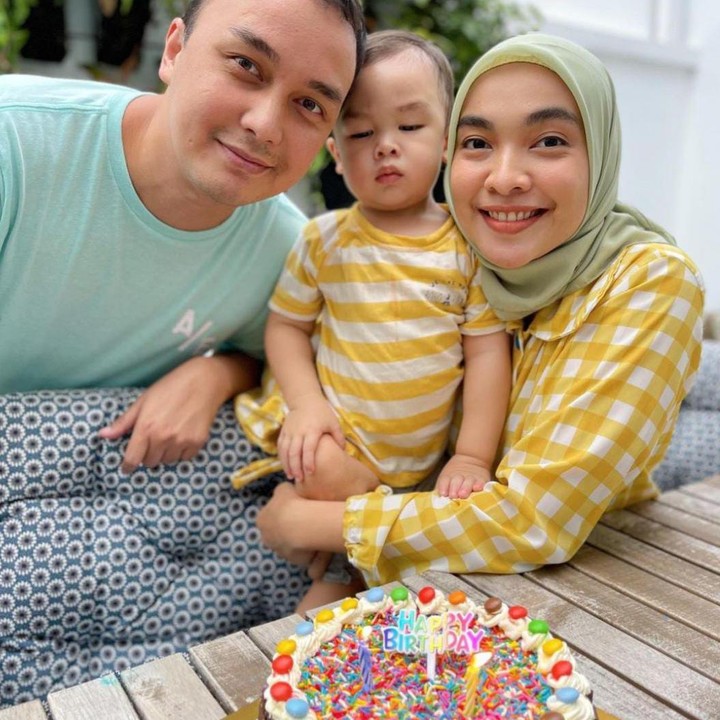 <p>Mengenakan pakaian dengan warna yang senada dengan sang ibu, Baby Kalam merayakan ulang tahunnya yang ke-2 tahun bersama keluarga kecilnya. (Foto: Instagram @tikabravani)</p>