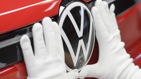 Bahlil Percaya Diri Investasi Baterai Listrik VW Masuk RI Tahun ini