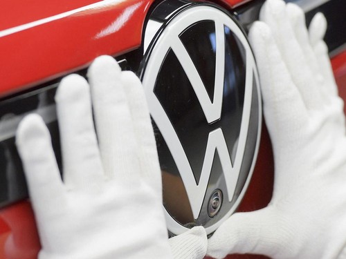 Grup Volkswagen Kencangkan Ikat Pinggang, Badai PHK Bakal Datang?