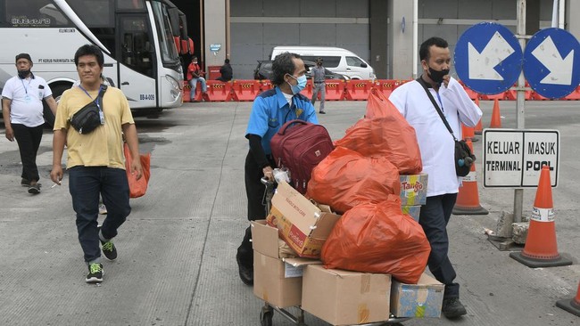 Gubernur DKI Jakarta Anies Baswedan berpesan kepada pengemudi bus agar berhati-hati di perjalanan.