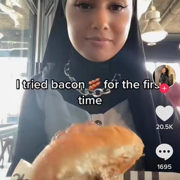 Pamer Lahap Makan Babi, Wanita Muslim Ini Masih Sempat Kepikiran Dosa