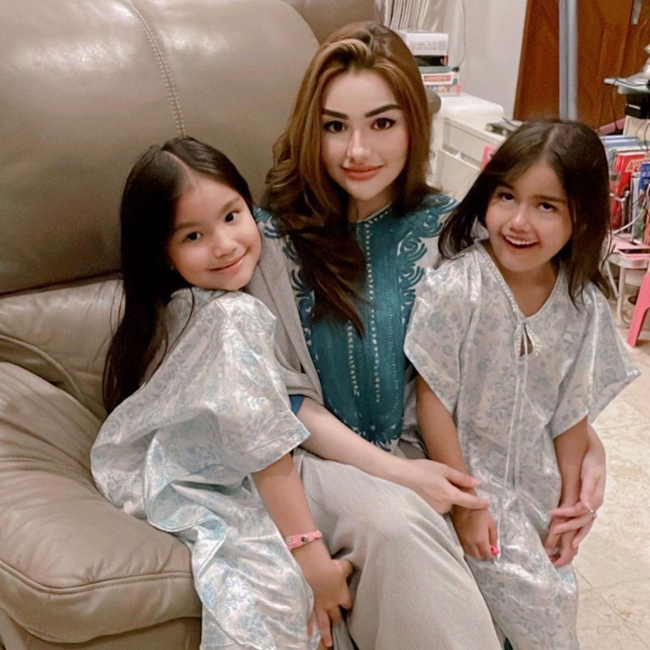 <p>Meskipun masih berusia muda, Nurah sangat keibuan, lho. Semoga Nurah dan keluarga selalu harmonis, ya! (Foto: Instagram: @nourahsheivirah)</p>