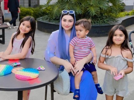 7 Potret Nurah Syahfirah & Anak-anaknya, Ibu Sambung Teuku Rassya yang Awet Muda