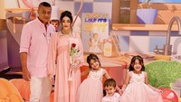 <p>Nurah juga sering memakai baju kembar dengan anak-anaknya lho, Bunda. Gemas banget, ya! (Foto: Instagram: @nourahsheivirah)</p>