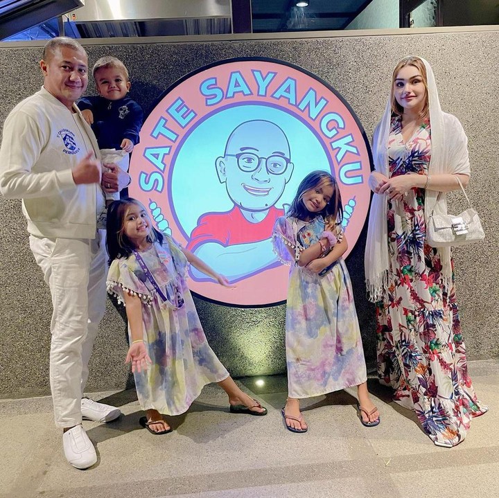 <p>Tak hanya itu, Teuku Rafly juga sering bergabung di dalam foto nih, Bunda. Wah, kompak banget, ya. (Foto: Instagram: @nourahsheivirah)</p>