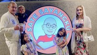 <p>Tak hanya itu, Teuku Rafly juga sering bergabung di dalam foto nih, Bunda. Wah, kompak banget, ya. (Foto: Instagram: @nourahsheivirah)</p>
