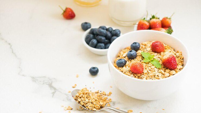 5 Cara Mudah Membuat Oatmeal untuk Bikin Perut Rata, Beauties Wajib Coba!