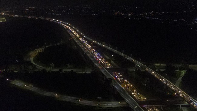 Salah seorang pengguna Tol Cipularang Anie Rahmi mengaku terjebak sampai tiga jam lebih imbas demo buruh yang terjadi di ruas arah Bandung, Kamis (14/12).