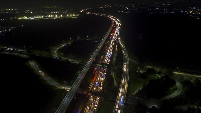 Dalam dua hari jelang puncak mudik, kendaraan yang melintas di Gerbang Tol Cikampek mencapai 53 ribu unit.
