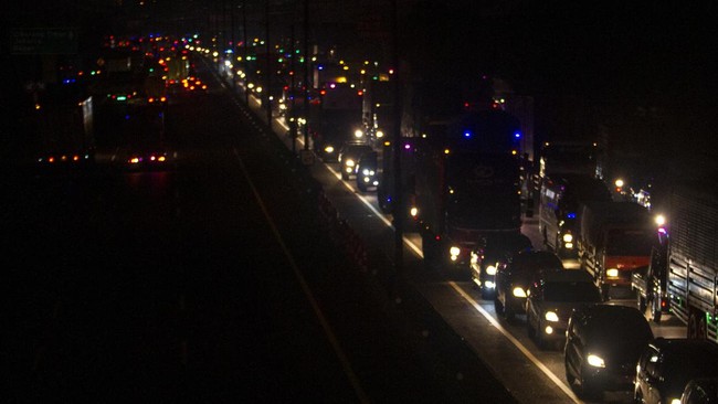 Arus lalu lintas di Jalan Tol Jakarta-Cikampek terpantau padat merayap di beberapa titik pada H-5 Lebaran, tepatnya pukul 22.00 WIB, Rabu (27/4).