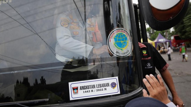 Sebanyak 44 sopir angkutan Lebaran menjalani tes urine, tiga di antaranya positif narkoba.