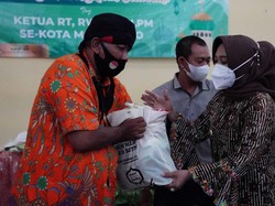 Tak Ada Open House Lebaran, Walkot Mojokerto Bagi Sembako ke Warga