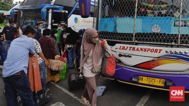 FOTO: Pemudik Padati Terminal Kampung Rambutan