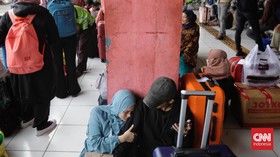 FOTO: Pemudik Padati Terminal Kampung Rambutan