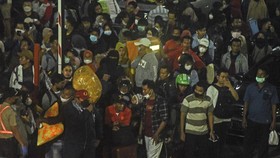 Puncak Arus Mudik di Merak, Ribuan Orang Padati Pelabuhan di Pagi Buta