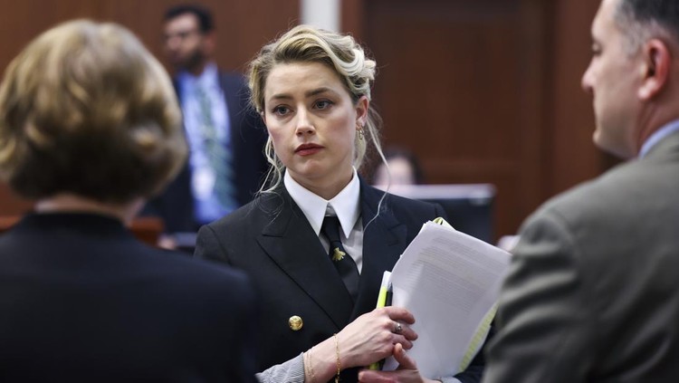 Persidangan Johnny Depp dan Amber Heard Clinical and forensic psychologist Dr. Shannon Curry, testifies in the courtroom at the Fairfax County Circuit Court in Fairfax, Va., Tuesday, April 26, 2022. Actor Johnny Depp sued his ex-wife actress Amber Heard for libel in Fairfax County Circuit Court after she wrote an op-ed piece in The Washington Post in 2018 referring to herself as a