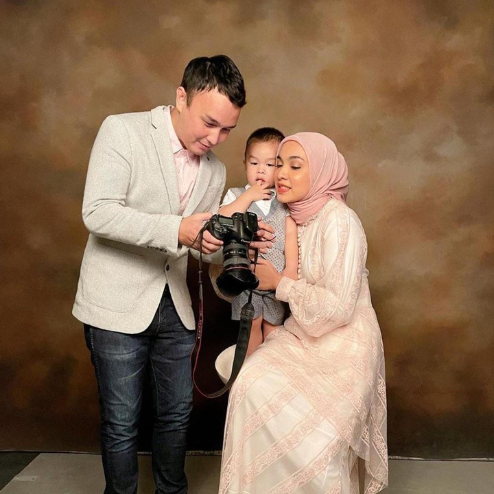 <p>Potret terbaru dari keluarga kecil Tika dan Dimas yang sedang melakukan foto keluarga perdana di studio, nih, Bunda. Kita doakan semoga keluarga mereka selalu bahagia ya Bunda.(Foto: Instagram @tikabravani)</p>