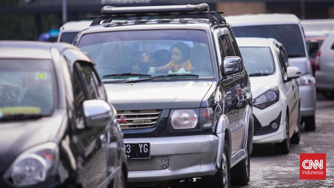 Rest Area KM 57 Tol Cikampek dipenuhi pemudik yang beristirahat. Pengelola melakukan buka tutup rest area untuk mencegah antrean kendaraan hingga ke jalan tol.