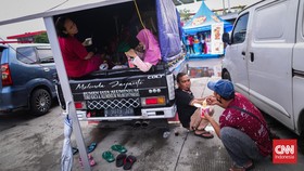 FOTO: Rehat Sejenak di Rest Area KM 57 Tol Jakarta-Cikampek