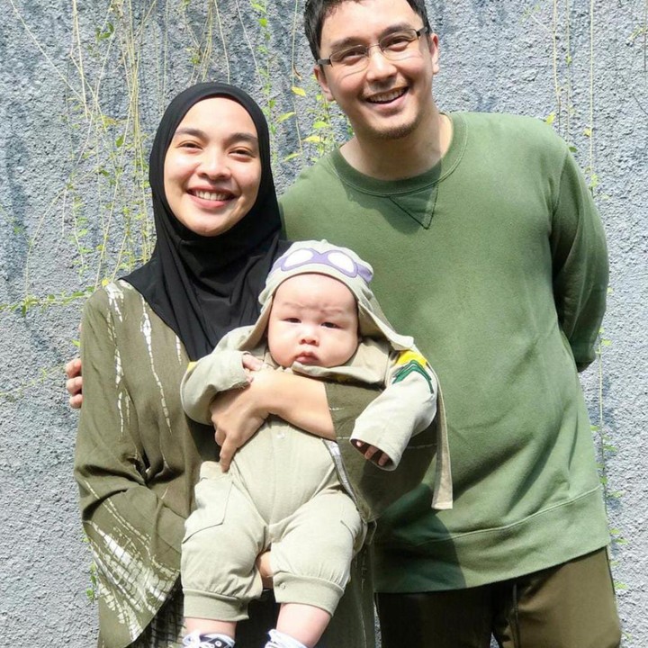 <p>Sambil menggendong Baby Kalam yang saat itu berusia 3 bulan, keluarga kecil yang satu ini terlihat kompak mengenakan pakaian dengan warna senada, ya Bunda. (Foto: Instagram @tikabravani)</p>